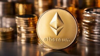 Два рынка Ethereum: крупные игроки накапливают 350 миллионов долларов, в то время как доверие розничных инвесторов рушится